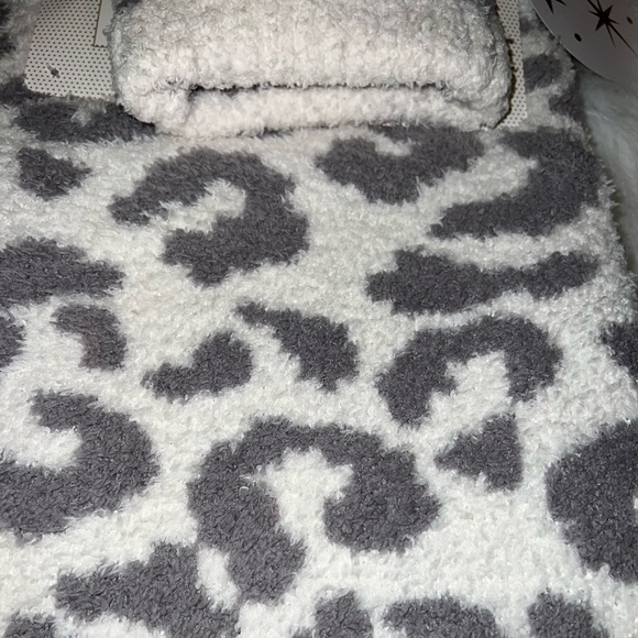 Cupcakes & Cashmere Cheetah/Leopard Reversible Blanket 30 x 40 & Baby Hat NEW - Picture 3 of 7